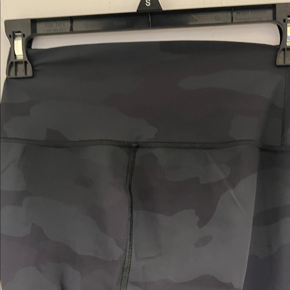 ALO Yoga Black Camo Leggings - Picture 3 of 4
